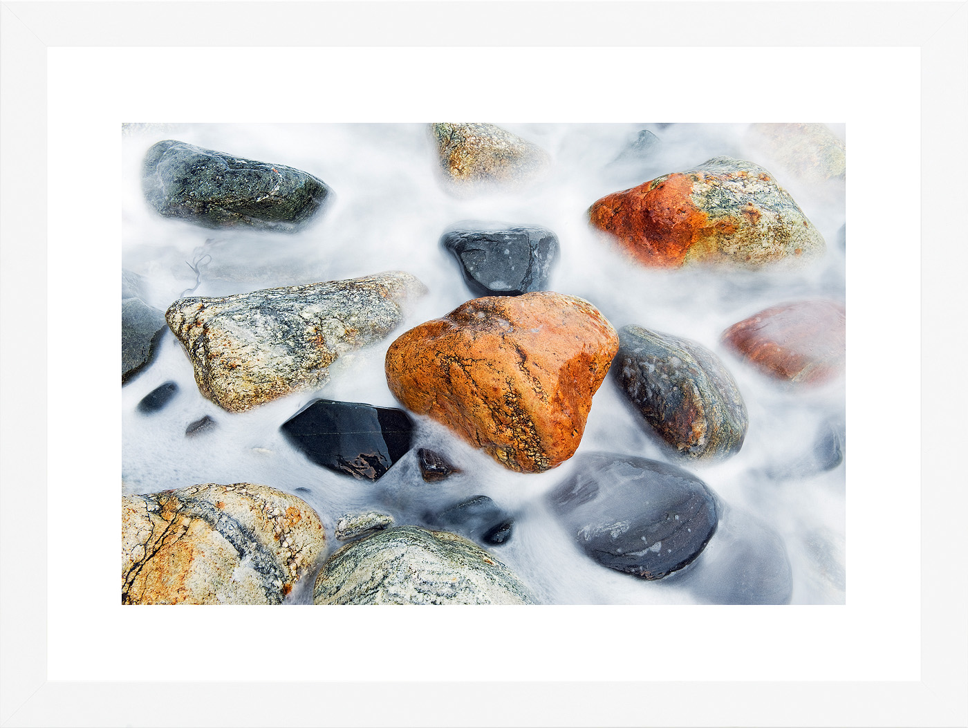 "Glistening stones" (Orsolya Haarberg) | hvit treramme m/ArtGlas