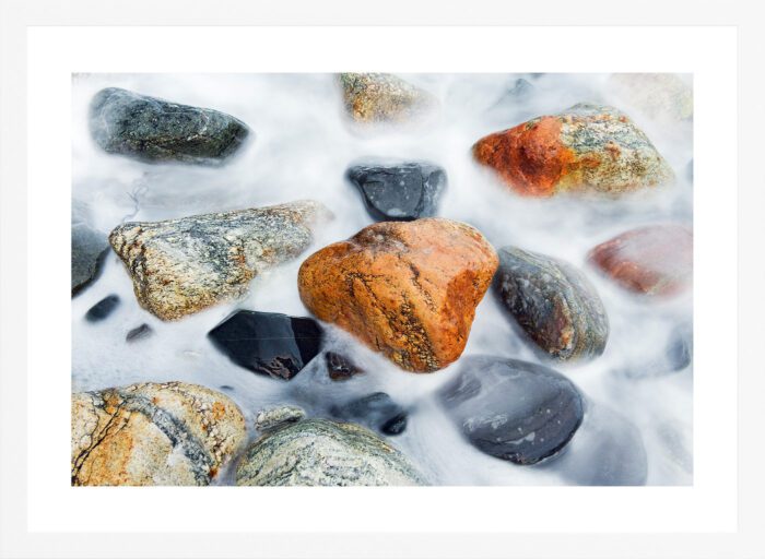 "Glistening stones" (Orsolya Haarberg) | hvit treramme m/ArtGlass